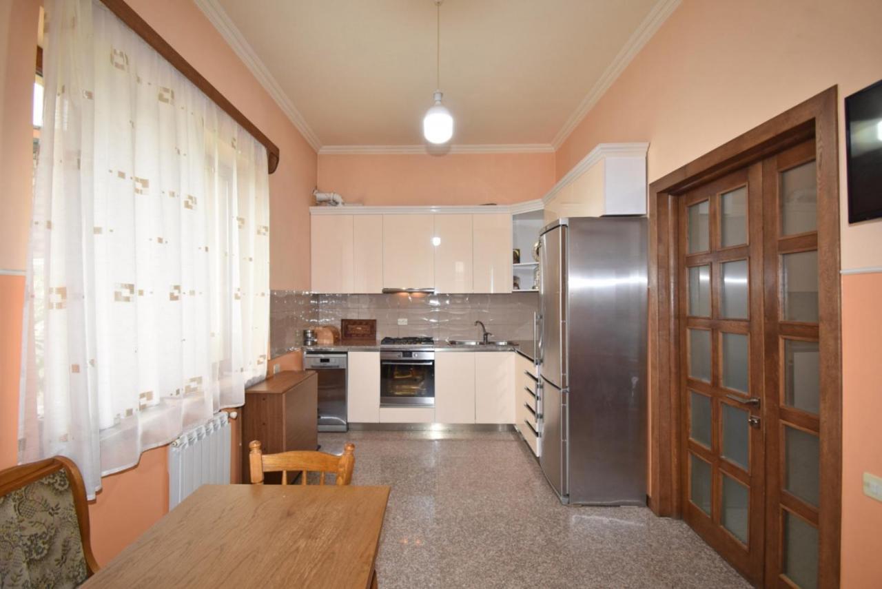 Homestay At City Center Єреван Екстер'єр фото