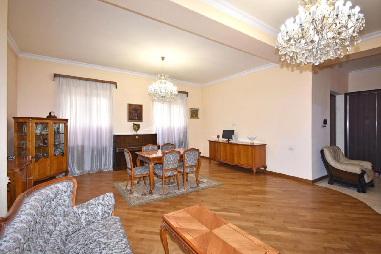 Homestay At City Center Єреван Екстер'єр фото